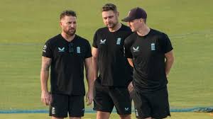 England bowl against Scotland, both teams unchanged