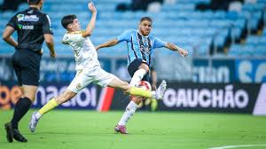 Grêmio acerta rescisão com Cuéllar, oficializa empréstimo de atacante e chega à 20ª saída do elenco de Luis Castro