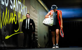 Unwell Iga Swiatek retires in third set of Madrid clash, as Ann Li secures best WTA 1000 result