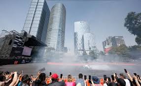 'Checo' Pérez conmociona a más de 100 mil en Reforma con exhibición previa al Gran Premio de México