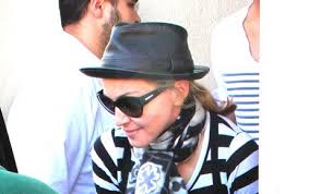 Madonna at the Kabbalah Centre, Beverly Hills [25 February 2012 - Pictures] - 20120226-pictures-madonna-kabbalah-centre-beverly-hills-07