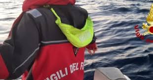 Siracusa, imbarcazione a fuoco: recuperata dai Vigili del fuoco e riportata a riva