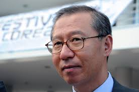 Óscar Váquiro, asesor de la Dirección Académica de la UN. CHOO Jong Youn, embajador de la República de Corea. - AgenciaUN_0928_6_06