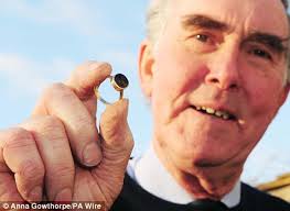 Reunited: Roger Tankard with his treasured gold ring, which he inherited ... - article-1093607-02C374C5000005DC-255_468x342