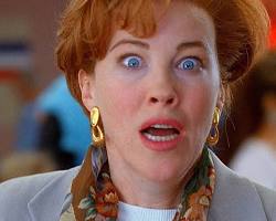 Kate McCallister (Catherine O'Hara) in Home Alone (1990) resmi