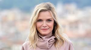 Michelle Pfeiffer: Sapin Minimaliste et Révélations Horrifiques! 😱