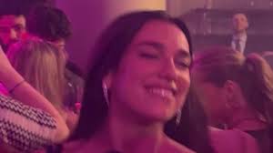 Dua Lipa y su amiga de la infancia: fiesta en las celebraciones de los BRITs con estilo
