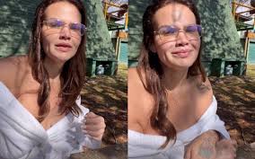 Recém-separada, Thais Carla aparece abatida em viagem
