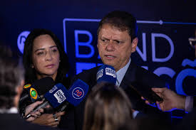 Mônica Bergamo: Tarcísio não vai a entrevista no Roda Viva
