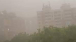 Delhi-NCR Weather Update: मौसम ने अचानक बदली करवट, धूलभरी आंधी के बाद तेज बारिश