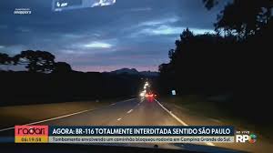 Caminhão carregado com produto químico tomba e bloqueia BR-116 por 12 horas, na Grande Curitiba