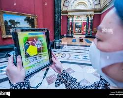 Изображение: person searching for a museum app on their smartphone