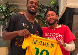 Neymar aparece usando camisa de Satoshi Nakamoto, criador do Bitcoin