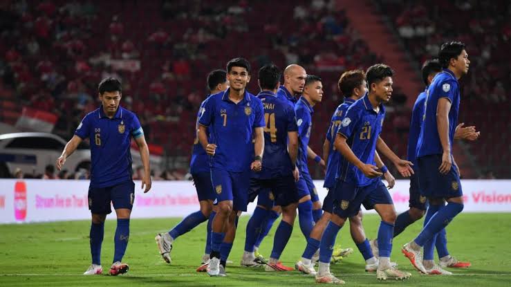 Thailand wins 4-3 on aggregate against Singapore in ASEAN Championship semi-final despite 2-1 loss in second leg.
