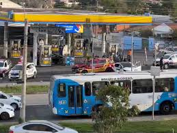Acidente entre viatura dos bombeiros e carro deixa quatro homens feridos em Campinas