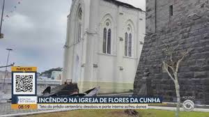 Igreja centenária que pegou fogo é isolada em Flores da Cunha