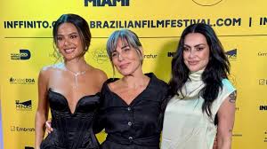 Glória Pires surge com Cleo e Bella Campos em Miami para pré-estreia de Se Eu Fosse Você 3