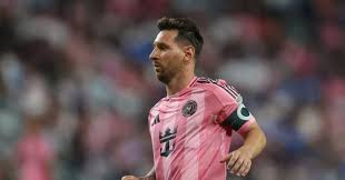 ميسي يغادر الملعب مصاباً، والجماهير قلقة مع اقتراب كأس العالم.