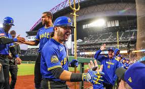 ¡Arepa Power! Eugenio Suárez debuta con doble en Serie de Campeonato