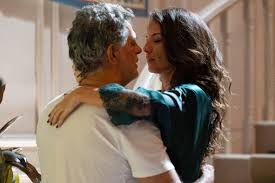 'Três Graças': Zenilda e Rogério se beijam e iniciam romance