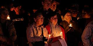 La comunidad de Bend realiza una vigilia por tres menores y una maestra muertos en un ataque escolar