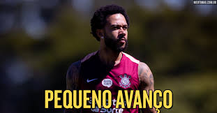 Memphis Depay vai a campo sob supervisão da fisioterapia do Corinthians
