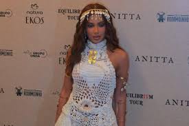 "Não é um evento de macumba, está abraçando todo tipo de crença", diz Anitta ao estrear turnê em Porto Alegre