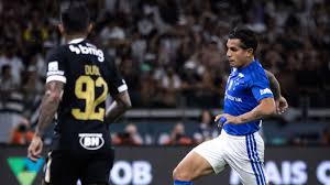 Lucas Romero é diagnosticado com fratura na costela, e Cruzeiro explica motivo da lesão