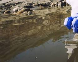 รูปภาพการปนเปื้อนของน้ำในแม่น้ำ