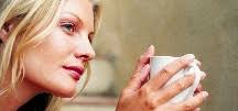 Frau bei einer Tasse <b>Kaffee, Tee</b> - Entspannung-Tasse-Tee-Kaffee-Frau-Haende-nah_ContentTeaser