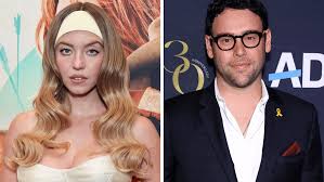 https://people.com/sydney-sweeney-scooter-braun-hold-hands-at-halloween-horror-nights-11820707