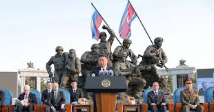 Kim Dzong Un o "świętej wojnie" w Ukrainie. Drugie dno uroczystości w Pjongjangu