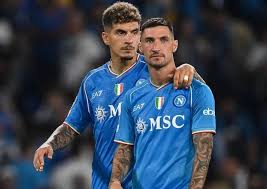 Il - Sky conferma il 3-5-2 contro la Lazio: a destra Di Lorenzo e a sinistra Politano Conte pare voglia assecondare Raspadori andando a ricalibrare il Napoli: lui seconda punta al fianco