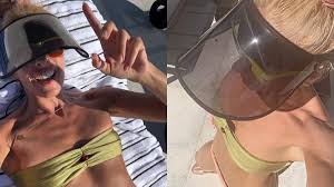 De biquíni, Adriane Galisteu curte pagode enquanto renova o bronzeado: 'Brinda'