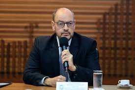 Governador interino do RJ apresenta nova tese para explicar sua permanência no cargo