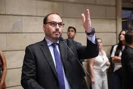 Flávio Bolsonaro lança Carlos ao Senado por Santa Catarina