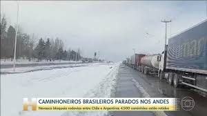 Caminhoneiros brasileiros estão parados na fronteira da Argentina com o Chile