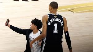 Fan runs on court in NBA Finals, tries to take selfie with Victor Wembanyama