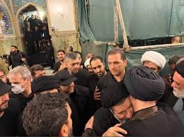 عکس: فرزند رهبر شهید انقلاب در آغوش سیدحسن خمینی