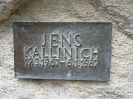 Eine Tafel, in Bronze gegossen, an den Fels geschraubt: Jens Kallinich, ...