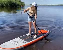 Изображение: Люди катаются на САПдосках