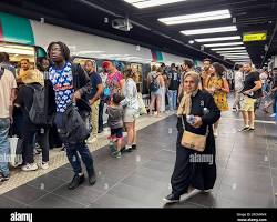Image de station métro châtelet les halles foule flux voyageurs paris photo libre de droit