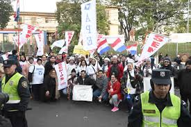 Enfermeros paraguayos exigen mejoras laborales y mayor inversión en salud pública