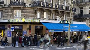 «Ça m’attriste que cette institution soit touchée» : à Paris, les clients de Gibert s’inquiètent de l’avenir des emblématiques librairies