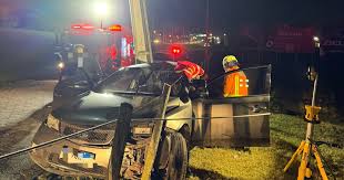 Mulher morre e duas ficam feridas em acidente entre carro e moto em Laguna