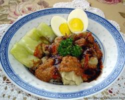 Kuliner ikan solo Siomay Ikan Tenggiri at Warung Siomay Bu Darmi, served with peanut sauce and sweet soy sauce.