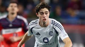 Fuentes: Chivas adquiere a Brian Gutiérrez, mediocampista de Chicago Fire