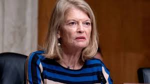 Murkowski se opondrá a la nominación de Todd Blanche como secretario de Justicia, lo que reduce sus posibilidades