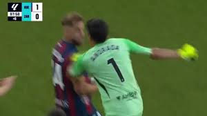 Esto es lo que dice el acta arbitral de la agresión de Esteban Andrada, portero del Real Zaragoza, a Jorge Pulido