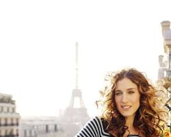 Image of Carrie Bradshaw from Sex and the City standing in front of the Plaza Hotel